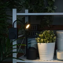 TÅGVIRKE - Lampu sorot LED dgn penjepit, dioperasikan dengan baterai luar ruang/dapat diredupkan hitam