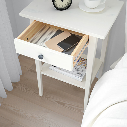 HEMNES meja samping tempat tidur
