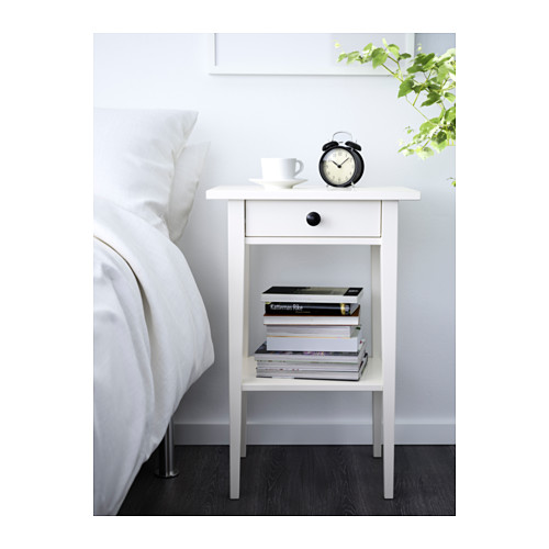 HEMNES meja  samping  tempat  tidur  warna putih 46x35 cm 