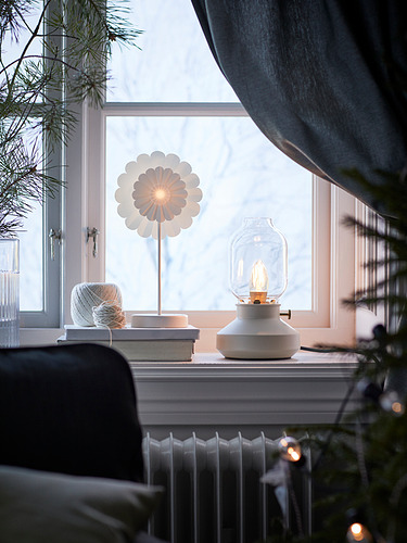 TÄRNABY lampu meja