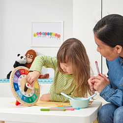 UNDERHÅLLA - Mainan jam kayu edukasi, aneka warna, 25 cm