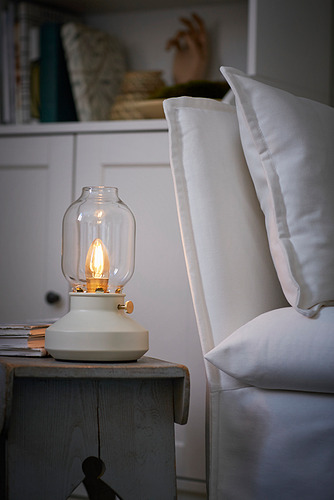 TÄRNABY lampu meja