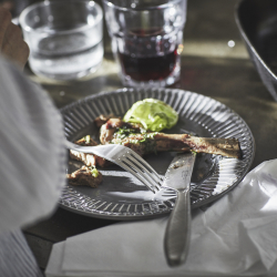 STRIMMIG - Piring, tembikar abu-abu muda, 27 cm