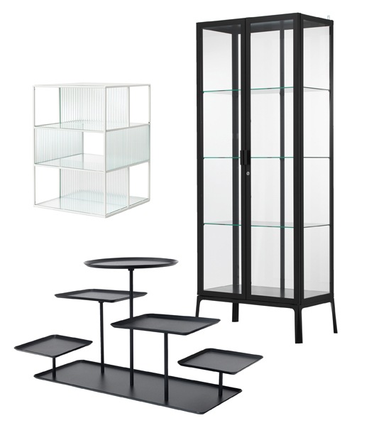 Tiga produk yang dirancang untuk memajang koleksi. Kabinet tinggi MILSBO dengan bagian depan kaca dan bingkai hitam, kotak pajangan kaca SAMMANHANG dan display stand SAMMANHANG  warna hitam dengan 5 baki.