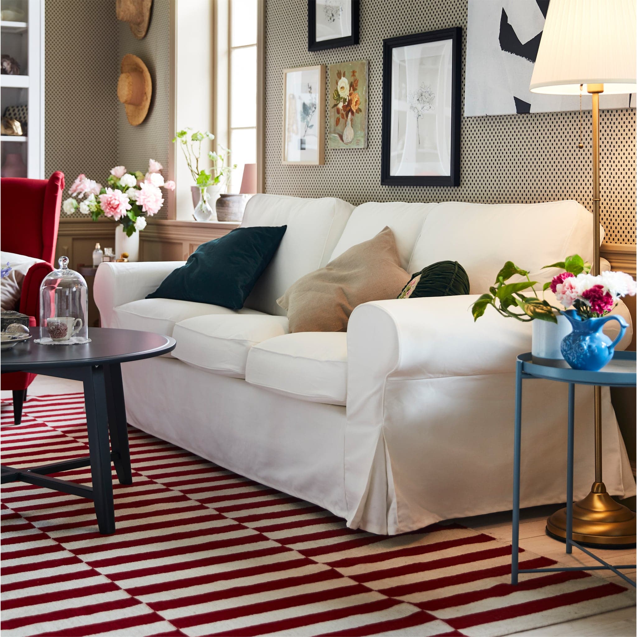  An EKTORP three-seat sofa in white is standing on a red and white rug in a living room that has a traditional look.