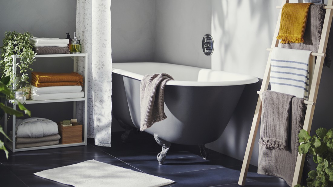 rak sudut kamar mandi​