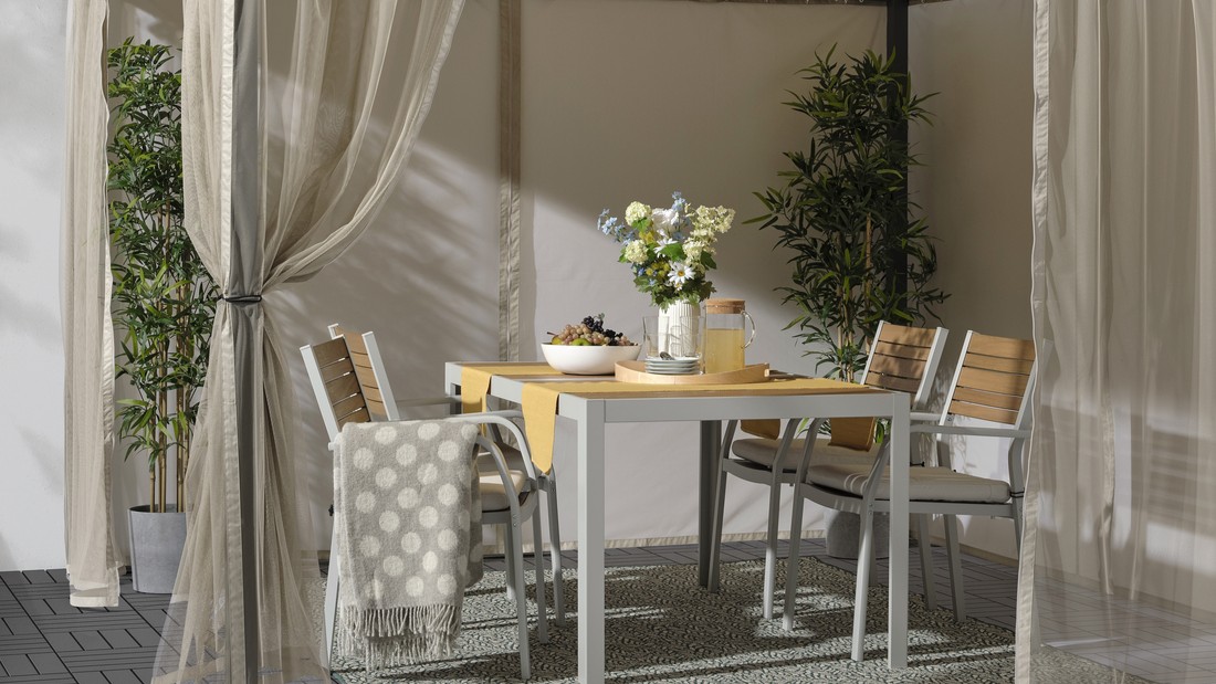 taman gazebo belakang rumah​