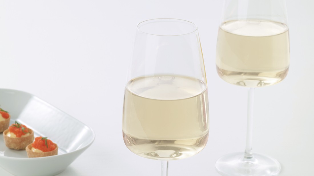 membersihkan gelas kaca yang kusam