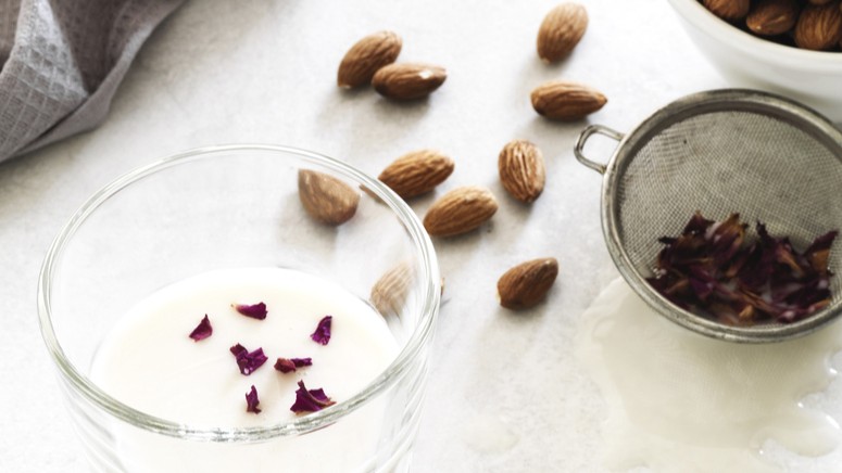 membersihkan gelas kaca yang kusam