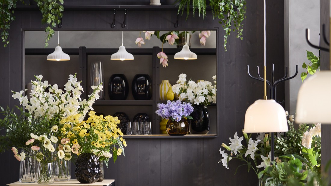 menyimpan stok makanan Ramadan