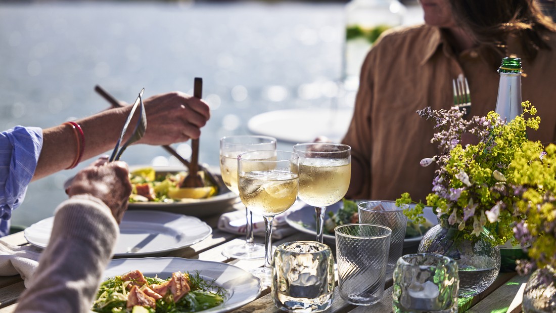 menyimpan stok makanan Ramadan