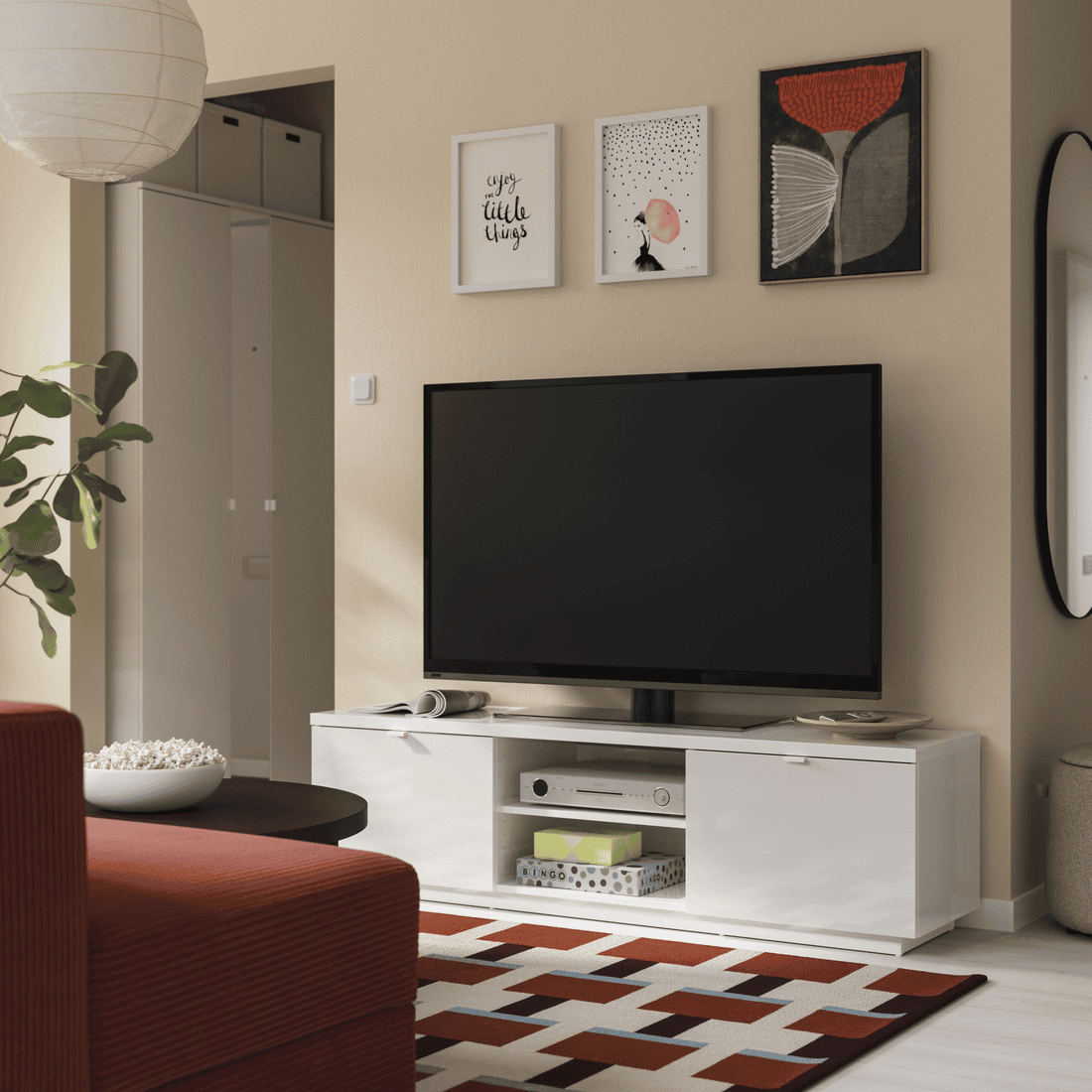 Meja TV BYÅS putih high-gloss dengan penyimpanan terbuka dan tertutup.