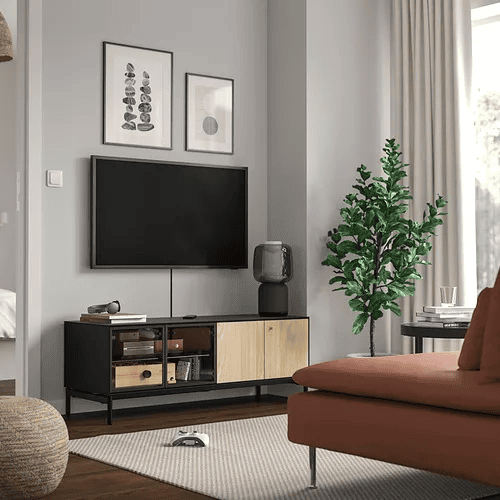 Meja TV BOASTAD hitam dengan pintu kaca dan veneer kayu oak.