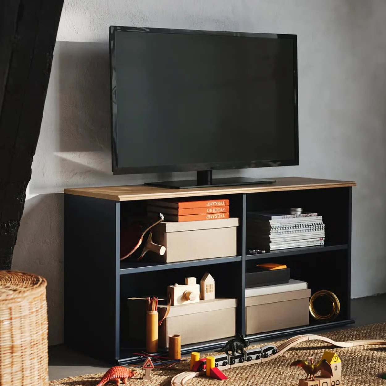 Meja TV BESTÅ lebar 120cm