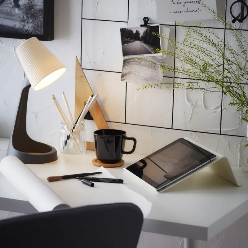 Meja kerja dengan desain minimalis dan inovatif