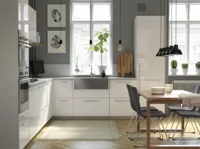 Sebuah dapur modern yang terang dan luas dengan detail kayu