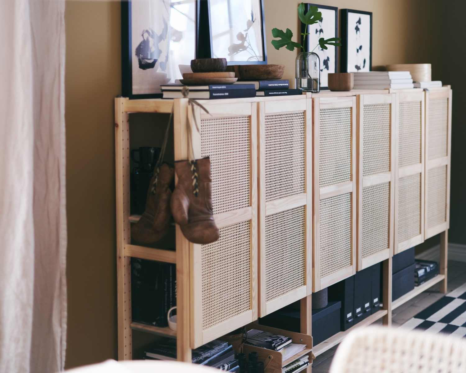 A versatile living area where calm is key