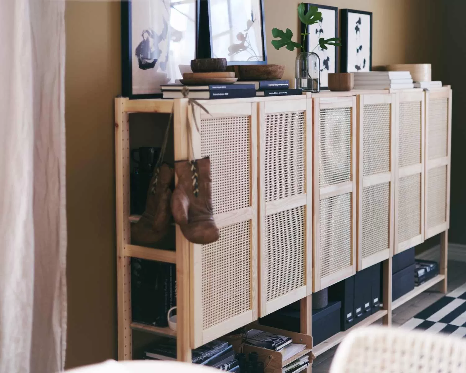 A versatile living area where calm is key