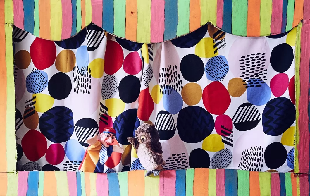 Home visit: make a puppet theatre from an old box
