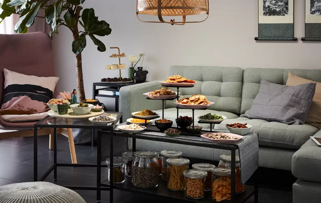 How to eat snacks in style