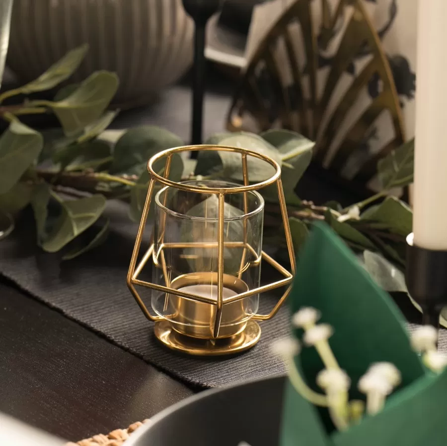 Set the table for a private dinner party