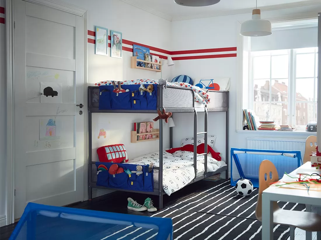 Kamar tidur si kecil yang ekspresif dan terorganisir 