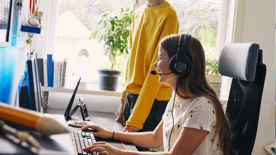 Meja kerja sudut untuk ruang kerja yang rapi, ergonomis, dan fungsional 