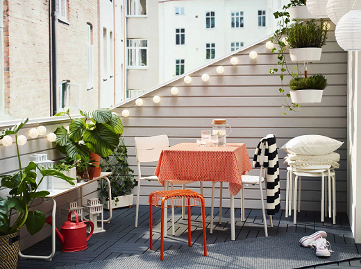 Makan malam nyaman di balkon? Kenapa tidak