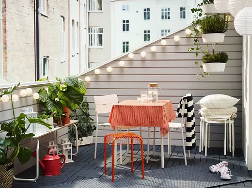 Makan malam nyaman di balkon? Kenapa tidak